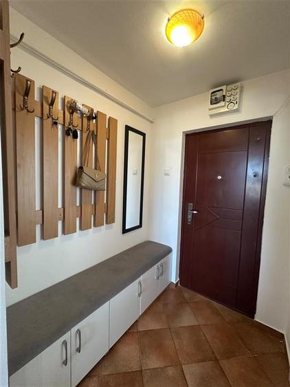 Apartament cu 3 camere semidecomandat, mobilat în Podu Roș
