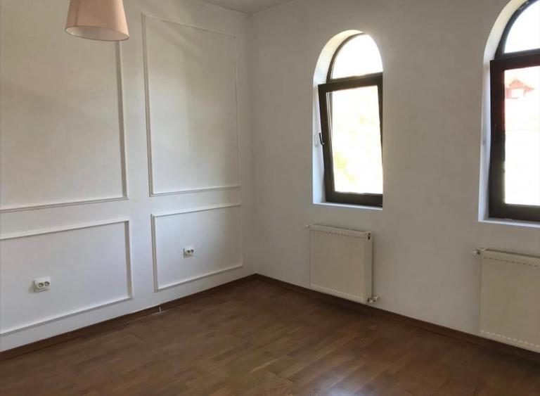 Casă individuală cu 8 camere cu Canalizare în Kiseleff
