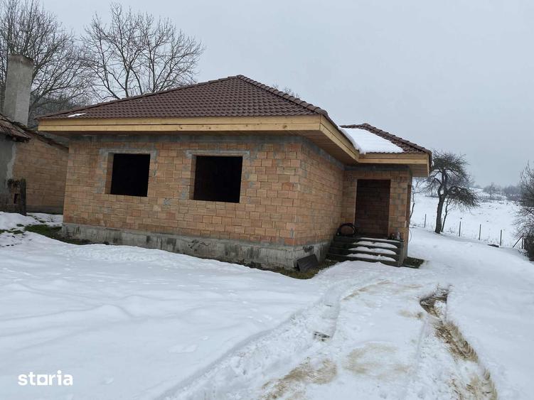 Casă cu 4 camere decomandat cu Teren 1513 Mp în Acățari