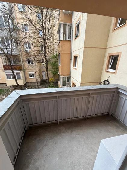 Garsonieră decomandată în Girocului