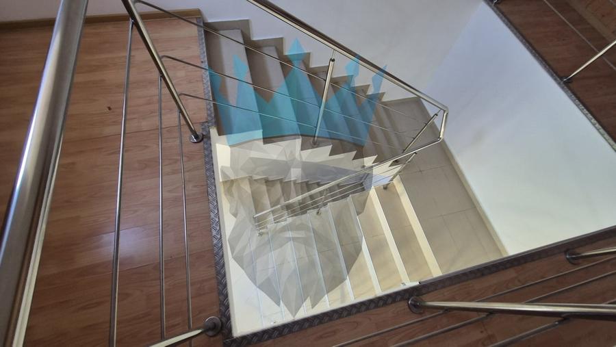 Casă individuală cu 8 camere cu Teren 220 Mp în Tineretului
