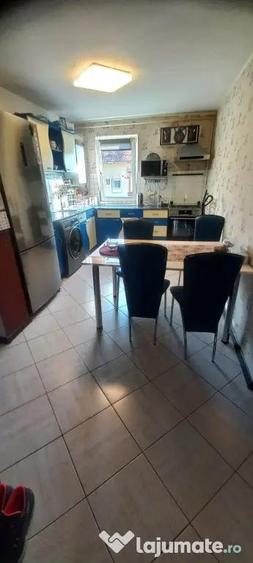 Apartament cu 4 camere decomandat, mobilat în Dârste