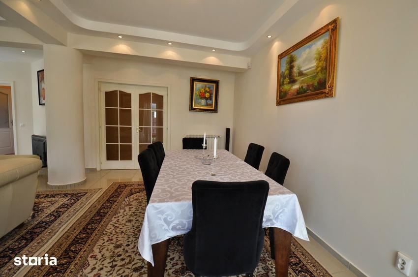 Casă cu 5 camere decomandat cu Teren 700 Mp în Central
