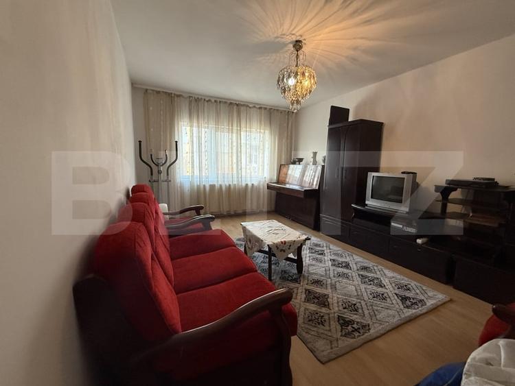 Apartament cu 3 camere decomandat, mobilat în Micro 6
