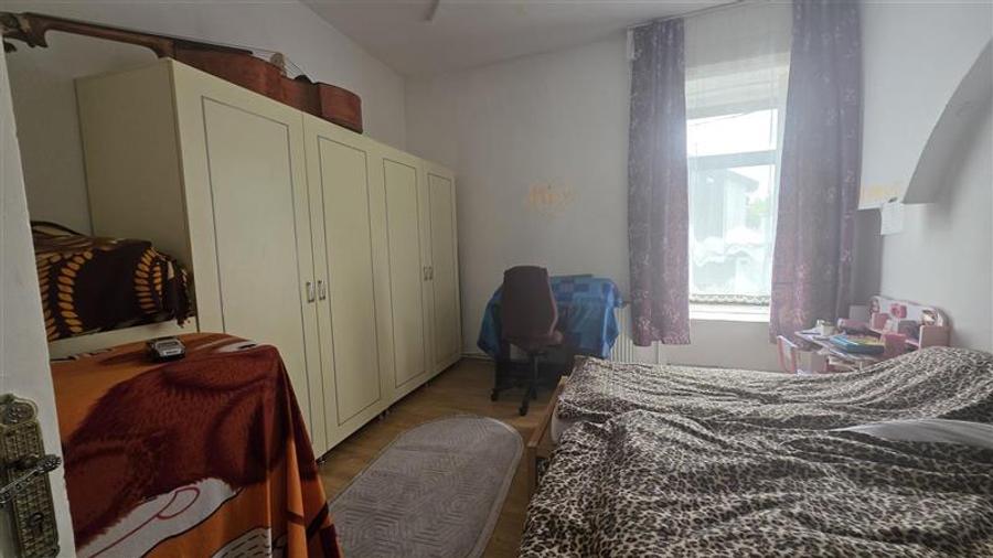 Casă cu 4 camere cu Teren 417.70999145508 Mp în Central