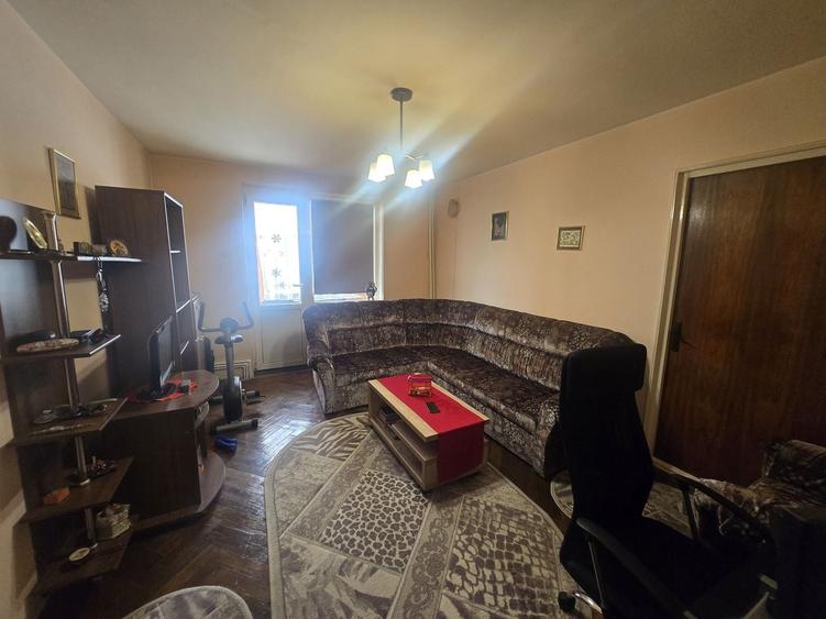 Apartament cu 3 camere decomandat în Abator