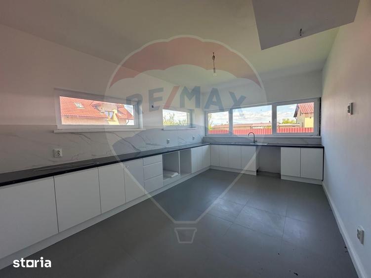 Casă cu 4 camere cu Teren 715 Mp în Central