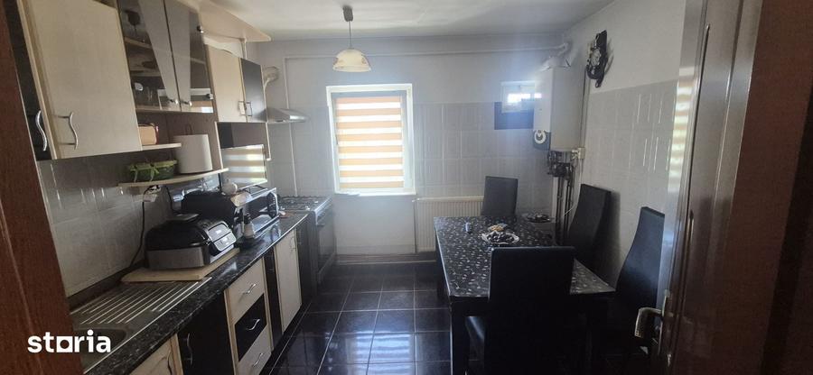 Apartament cu 3 camere decomandat în Găvana