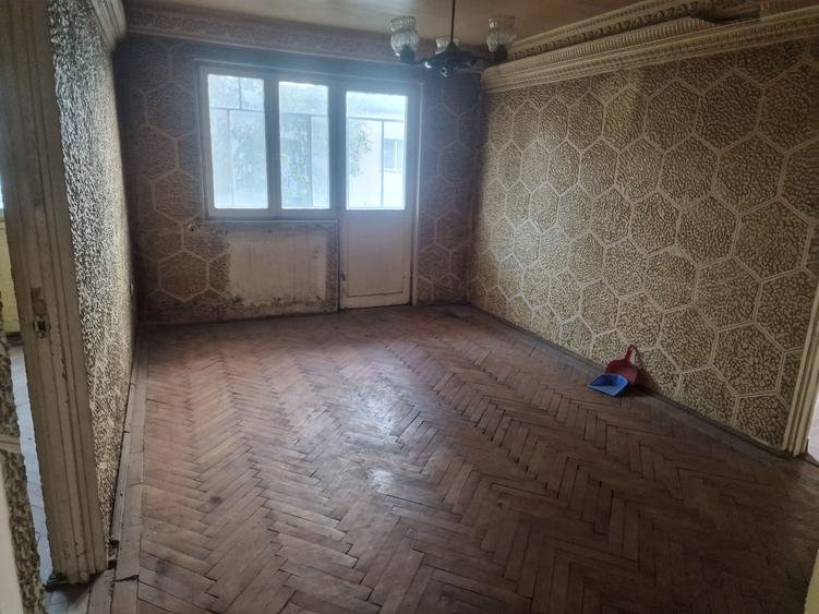 Apartament cu 3 camere semidecomandat în Central