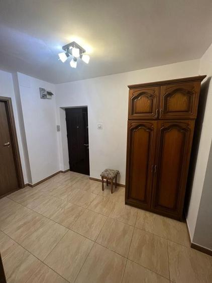 Apartament cu 3 camere decomandat în Podu Roș