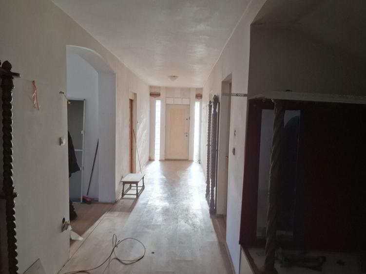 Casă cu 4 camere în Central
