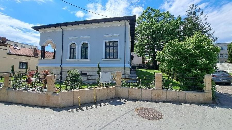 Casă individuală cu 5 camere cu Canalizare în Central