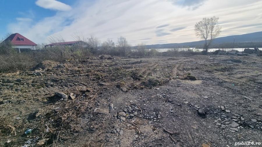 Teren de 4200 mp, în Gura Văii