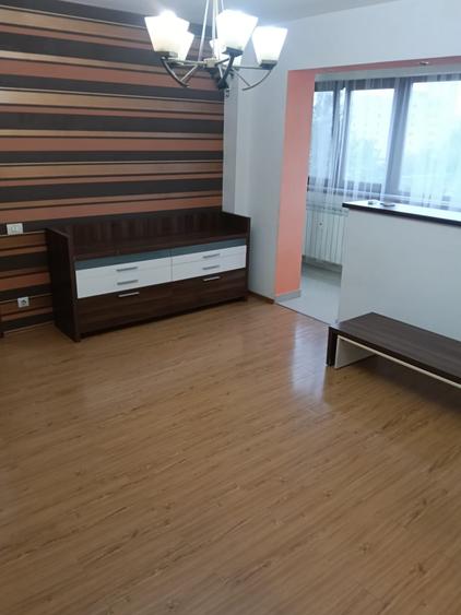 Apartament cu 3 camere semidecomandat, mobilat în Titan