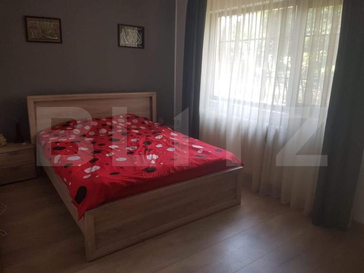 Apartament cu 3 camere semidecomandat, mobilat în Podul de Piatră