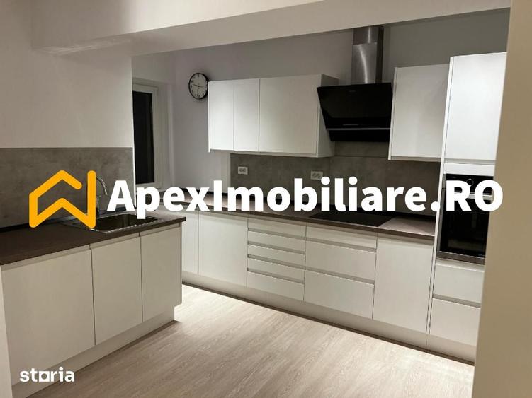 Apartament cu 4 camere semidecomandat în Centrul Civic