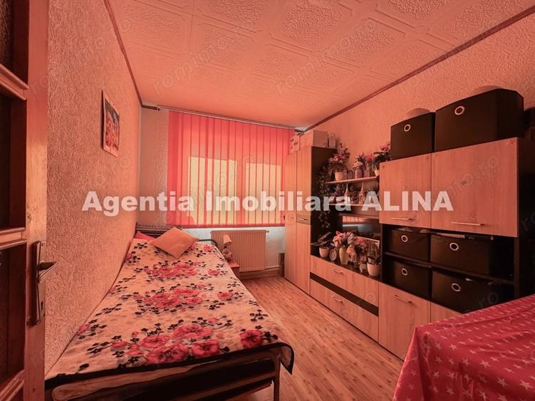 Apartament cu 3 camere semidecomandat în Gojdu