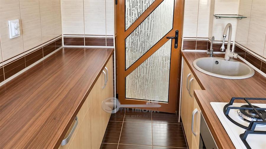 Apartament cu 3 camere decomandat în Podu Roș