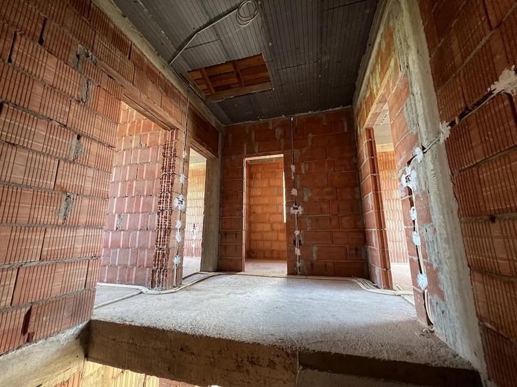 Casă cu 5 camere cu Teren 300 Mp în Ghiroda