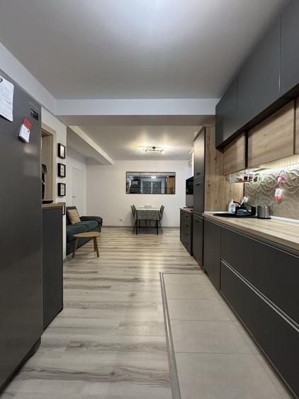 Apartament cu 3 camere semidecomandat în Est