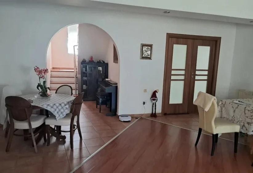 Casă individuală cu 5 camere cu Teren 500 Mp în Roșu