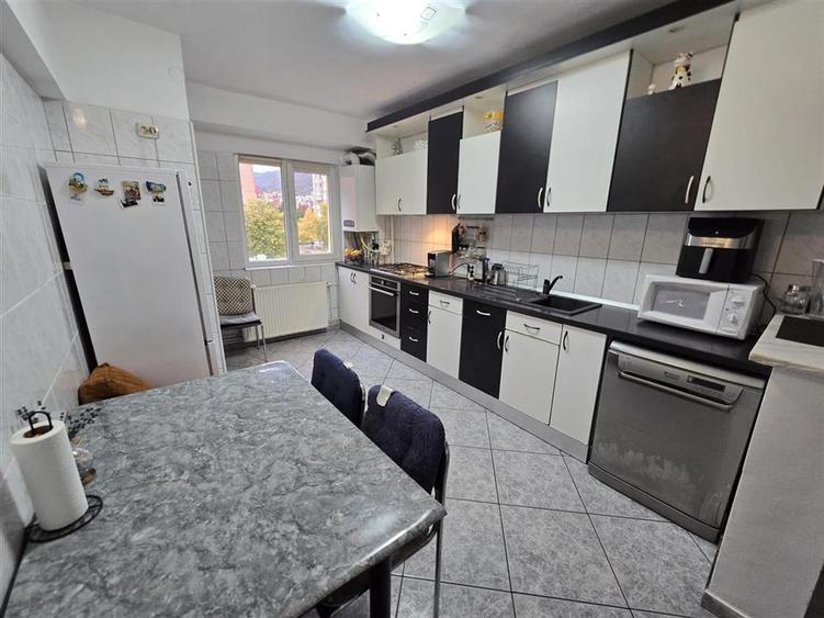 Apartament cu 4 camere decomandat, mobilat în Răcădău