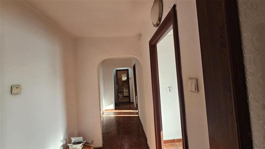 Apartament cu 4 camere semidecomandat în Berceni