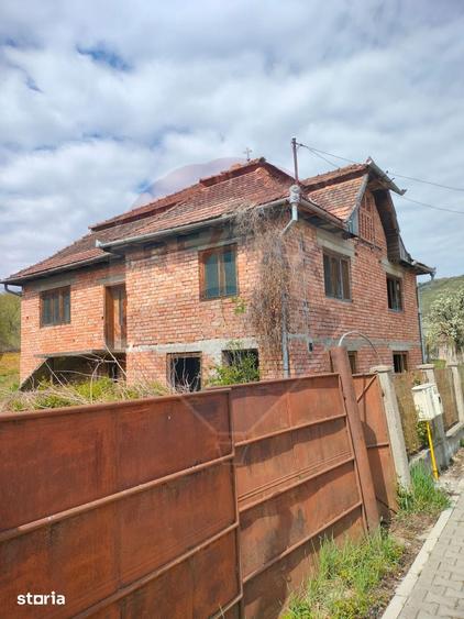 Casă cu 4 camere cu Teren 1440 Mp în Central