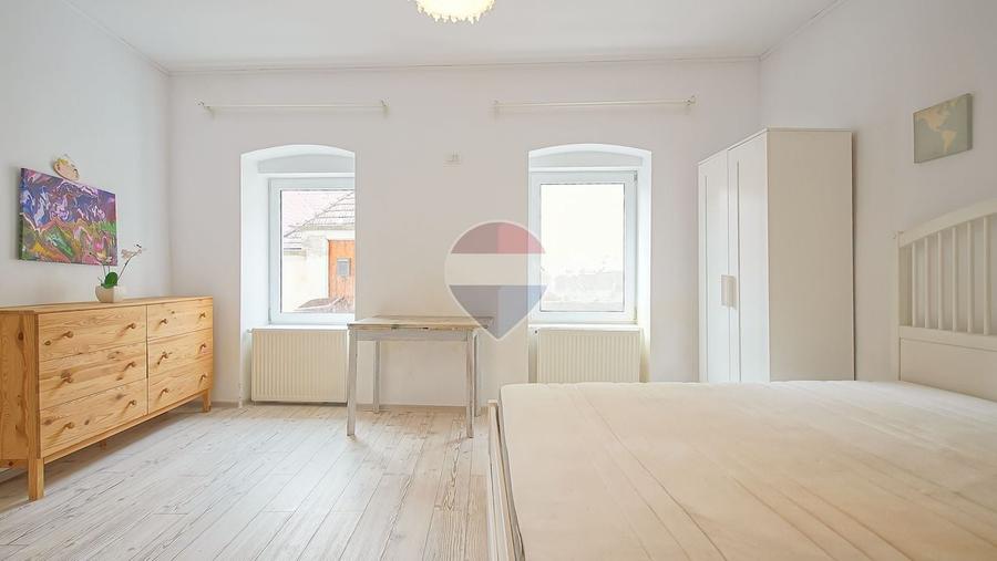 Apartament cu 3 camere semidecomandat, mobilat în Schei