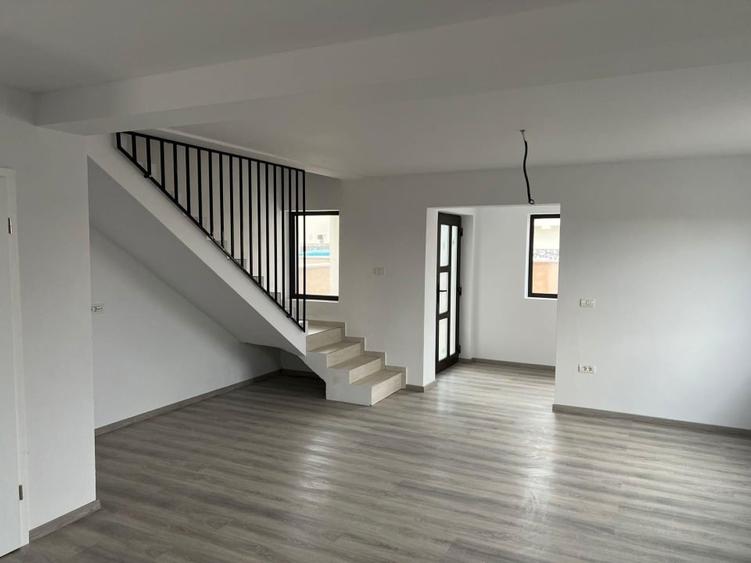 Duplex cu 3 camere cu Canalizare în Bucovăț (Dumbrava)