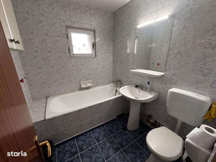 Apartament cu 3 camere semidecomandat, mobilat în Văcăresti