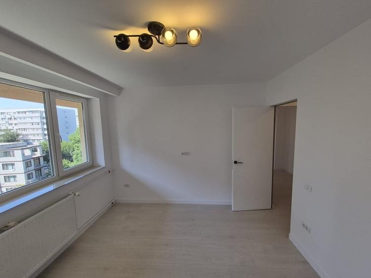 Apartament cu 3 camere semidecomandat în Câmpia Libertății