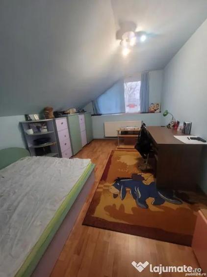 Casă cu 5 camere cu Teren 1100 Mp în Central