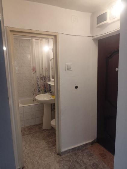 Apartament cu 3 camere semidecomandat în Strejnicu