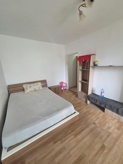 Apartament cu 3 camere semidecomandat în Tătărași