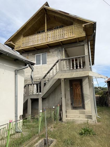 Casă cu 4 camere în Roești