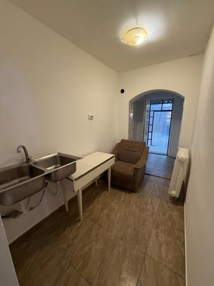 Garsonieră decomandată, mobilată în Est