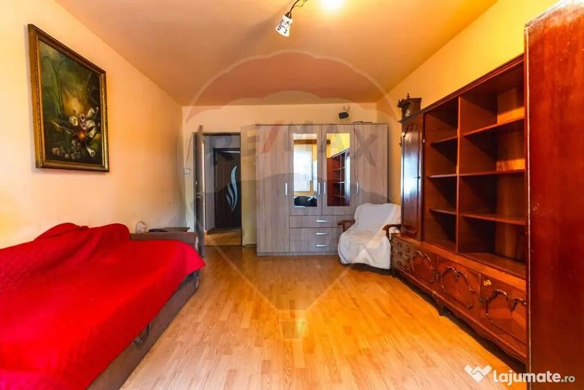 Apartament cu 3 camere decomandat în Tractorul