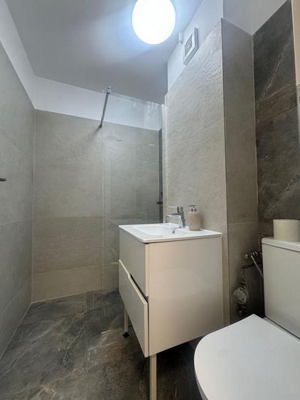 Apartament cu 2 camere decomandat, mobilat în P-ța Victoriei
