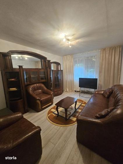 Apartament cu 3 camere decomandat în Calea București