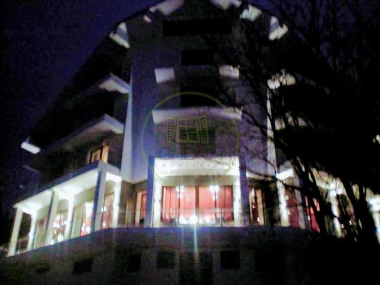 Casă individuală cu 14 camere cu Canalizare în Cioplea