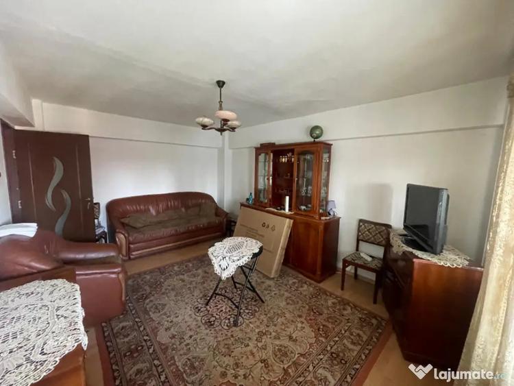 Apartament cu 3 camere decomandat în Sărari