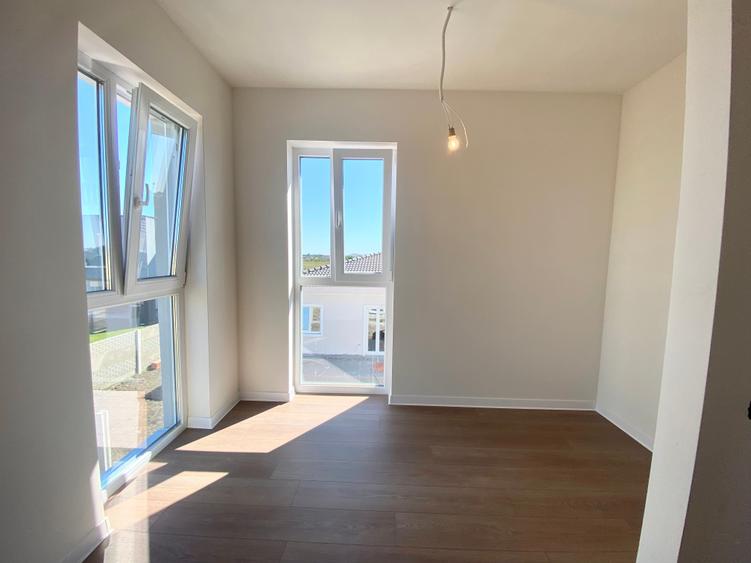 Duplex cu 5 camere cu Canalizare în Aeroport