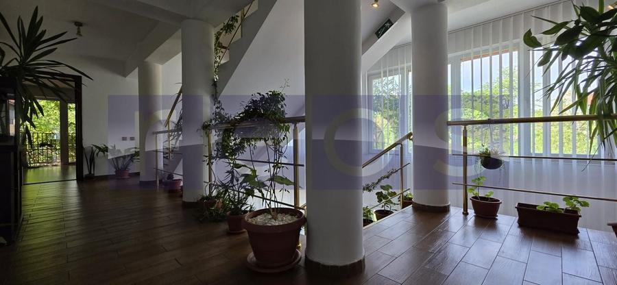 Casă individuală cu 7 camere cu Canalizare în Vatra Luminoasă