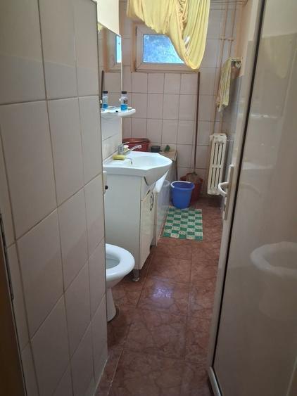 Apartament cu 3 camere semidecomandat în Albina