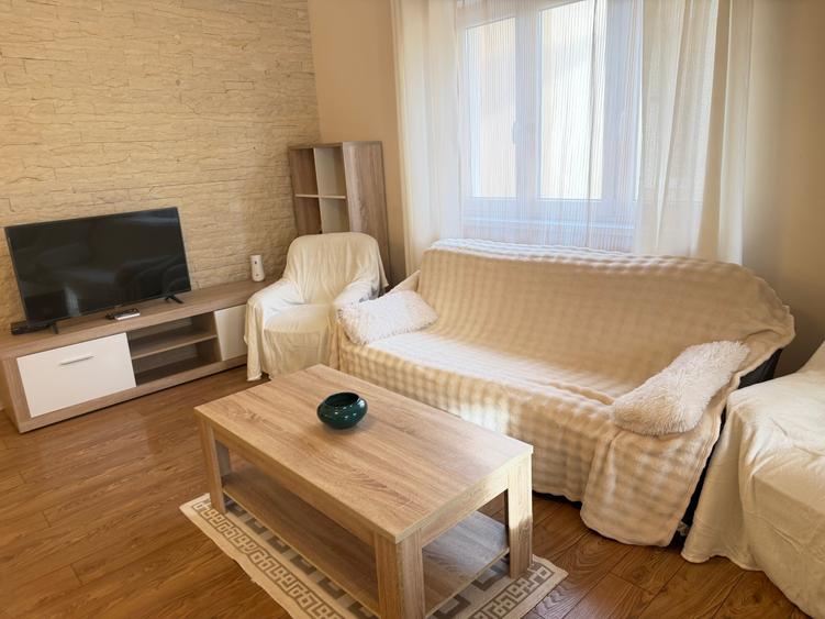 Apartament cu 3 camere semidecomandat în Aradului
