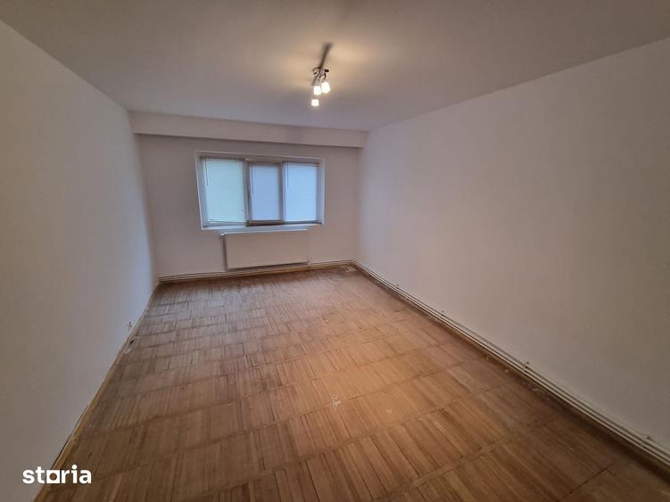 Apartament cu 3 camere decomandat în Poarta 6