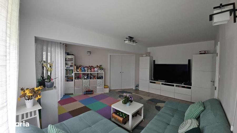 Apartament cu 4 camere decomandat în Noua