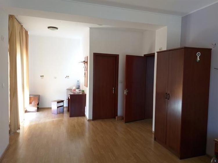 Casă individuală cu 20 camere cu Canalizare în Horezu