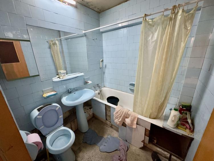 Apartament cu 3 camere decomandat în Uverturii